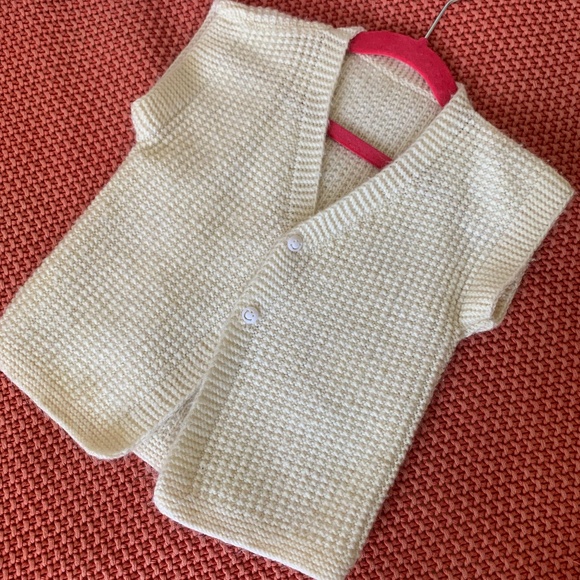 Girls hand knit cream vest with smiley buttons fits sizes 4-7 - Picture 2 of 7